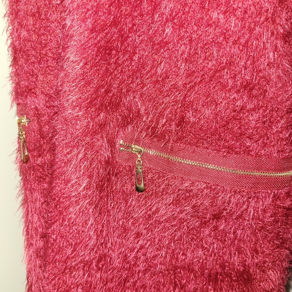 XL Alf Faux Fur Vest | Red and Black - Picture 5 of 7